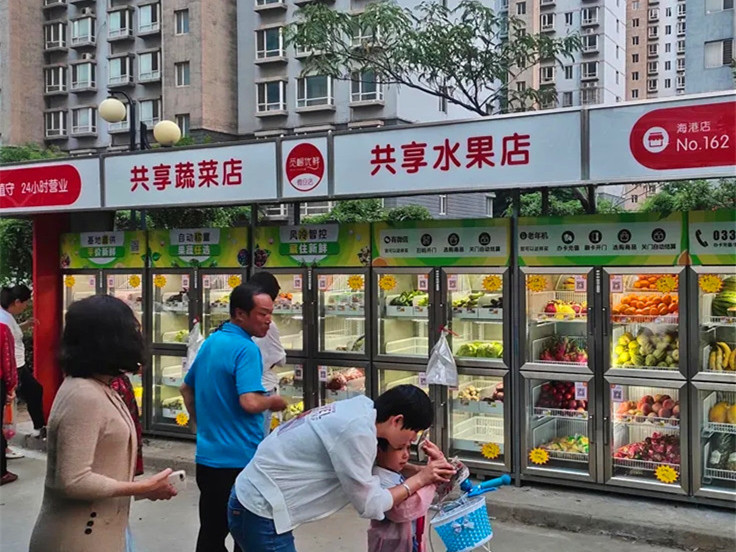 條形智能液晶屏加持，自動售貨機適用于多個場景